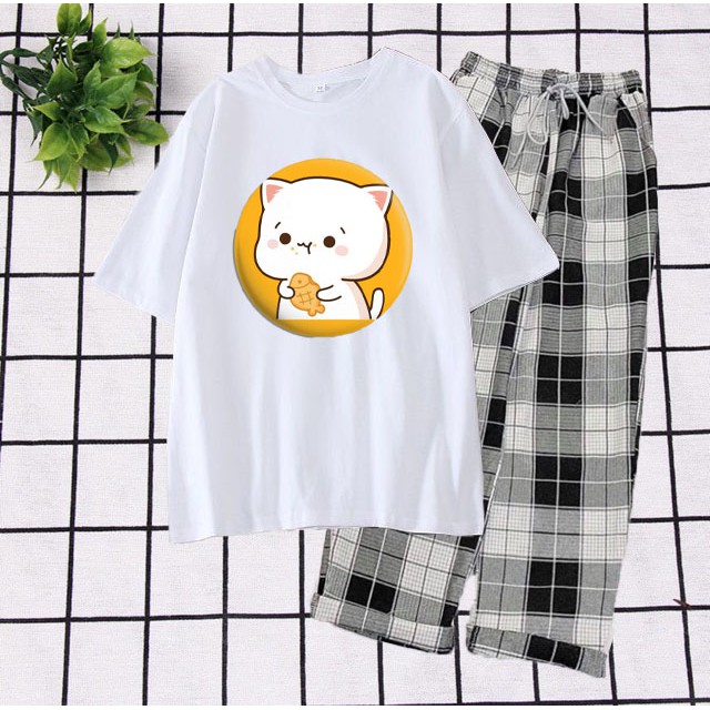 Combo Đón Hè Gồm Áo Phông Ngắn Tay Màu Trắng In Hình Mèo Ăn Bánh Cá Kèm Quần Thun Kẻ Cá Tính, Trẻ Trung , Năng Động