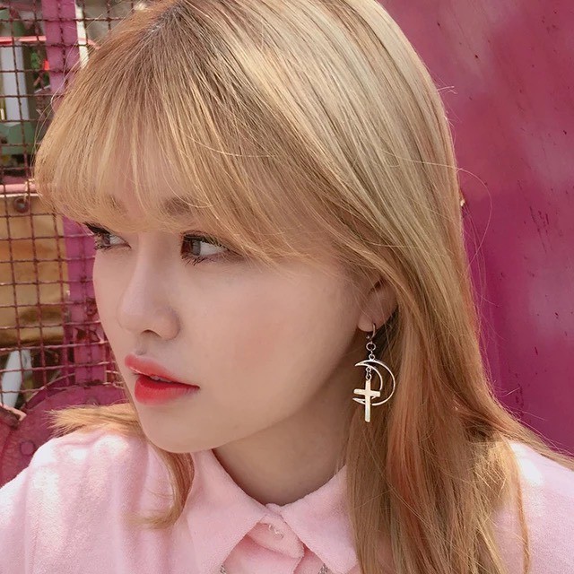 khuyên tai trăng thánh giá