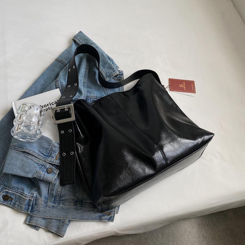 Túi đeo vai IELGY dễ phối đồ thời trang dành cho nữ