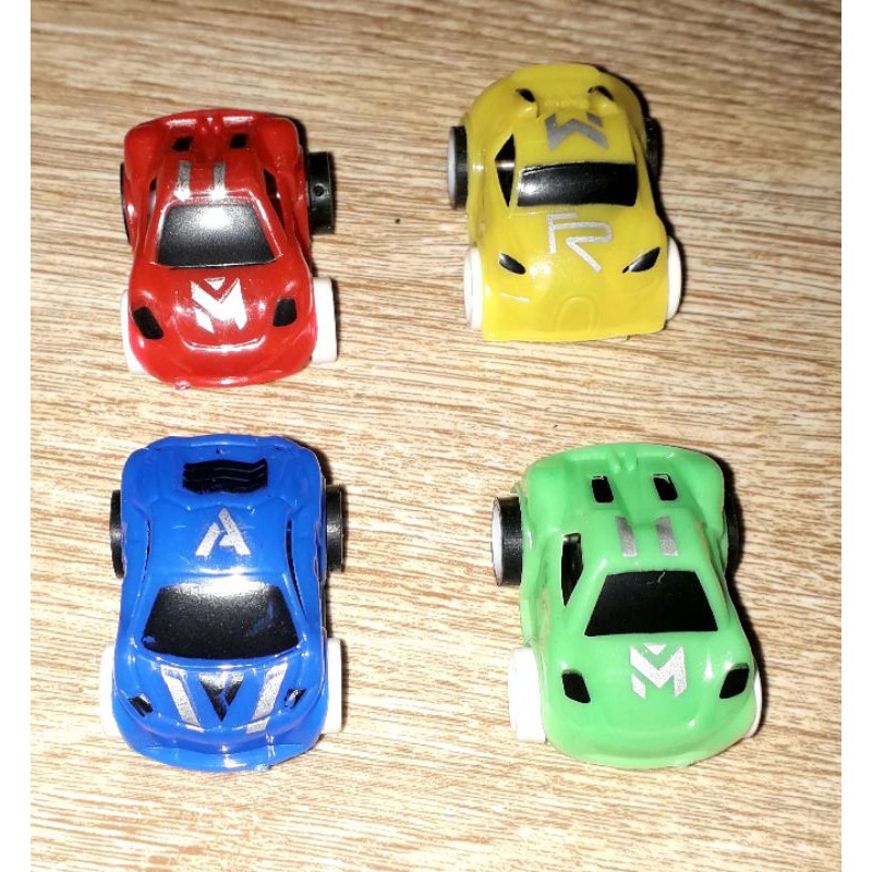 Một chiếc xe ô tô mini chạy chớn bằng nhựa rất ngầu