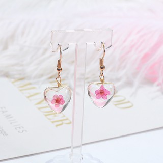 Khuyên tai trái tim trong hoa nhiều màu