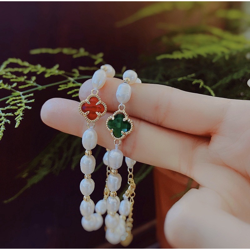Vòng tay ngọc trai nhân tạo kết hợp charm cỏ bốn lá kèm hộp đựng