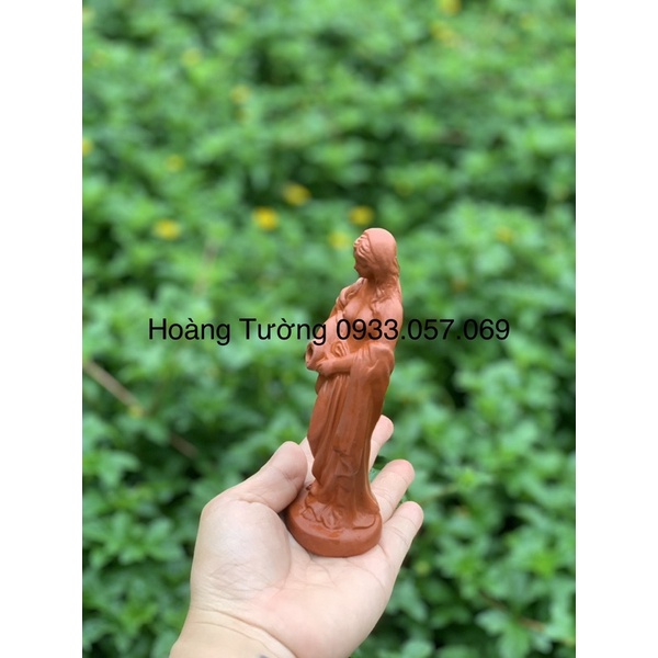 Cô gái đổ nước đất nung đỏ, cao 14cm