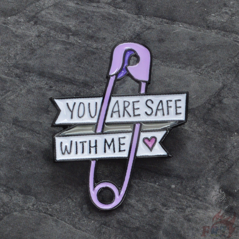 Trâm cài áo hình ghim cài với dòng chữ You Are Safe with Me xinh xắn