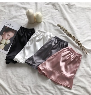 Quần short satin ống xoè