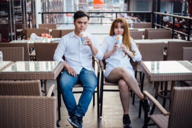 Áo sơ mi trắng đôi nam body nữ dáng dài cá tính model