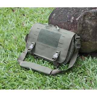 Túi đeo chéo Small Messenger Bag.