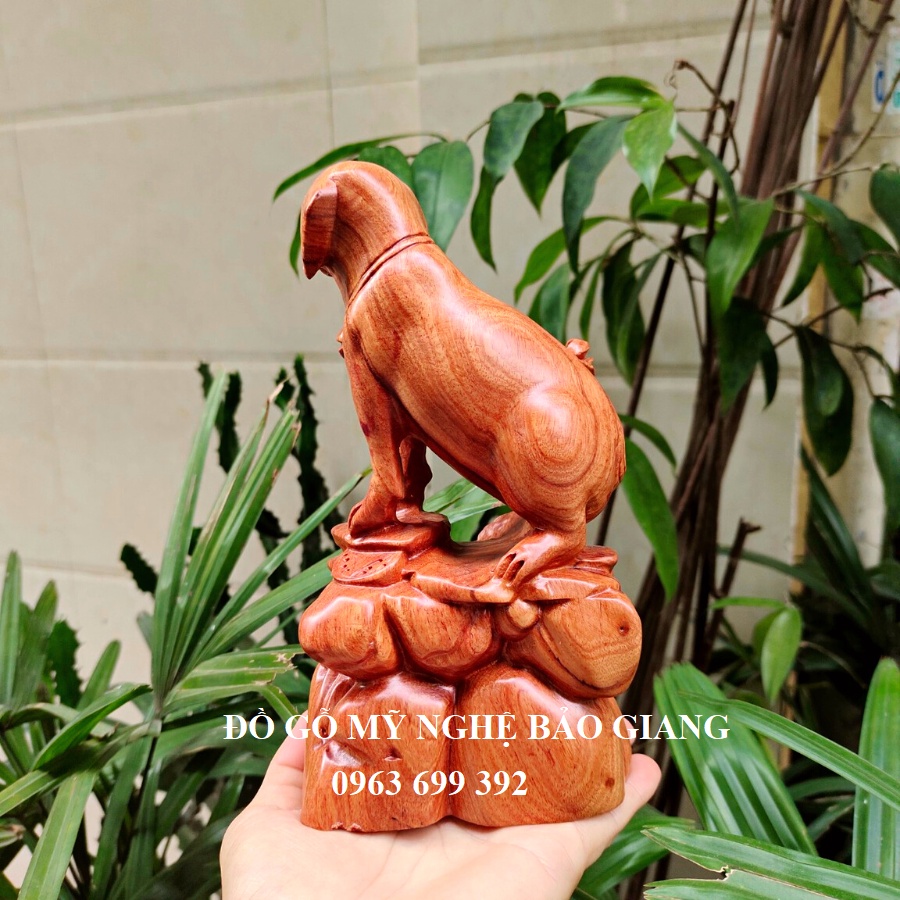Tượng con chó gỗ hương cao 20 cm