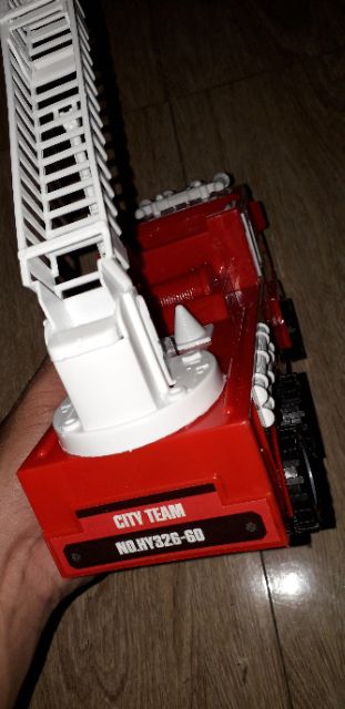 Chiếc xe thang mô hình chạy chớn kích thước 30x14x10cm bằng nhựa