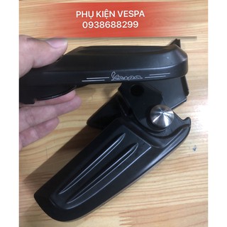 Gác chân vespa có nút bấm