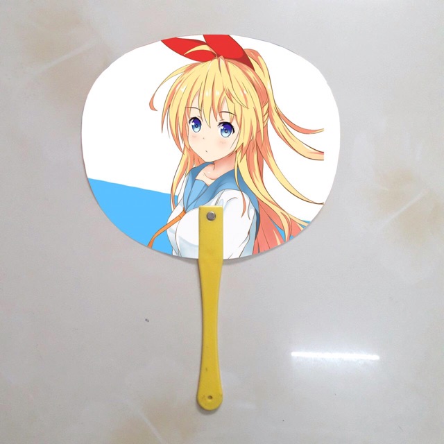 Quạt nisekoi in 2 mặt ảnh khác nhau màu cán ngẫu nhiên