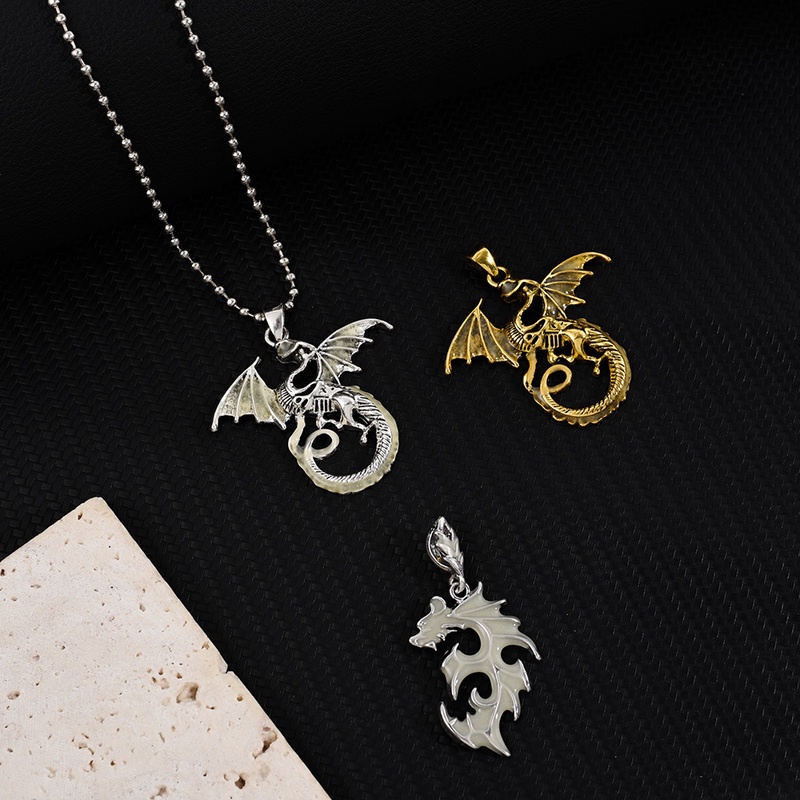Mặt trước của mặt dây chuyền rồng nhấp nháy trong bóng tối theo phong cách punk cổ điển (chỉ có mặt dây chuyền không chứa dây chuyền)