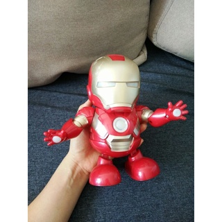 Mô hình Robot nhảy múa Iron man có nhạc chạy pin