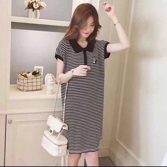 Váy kẻ ngang cổ đức