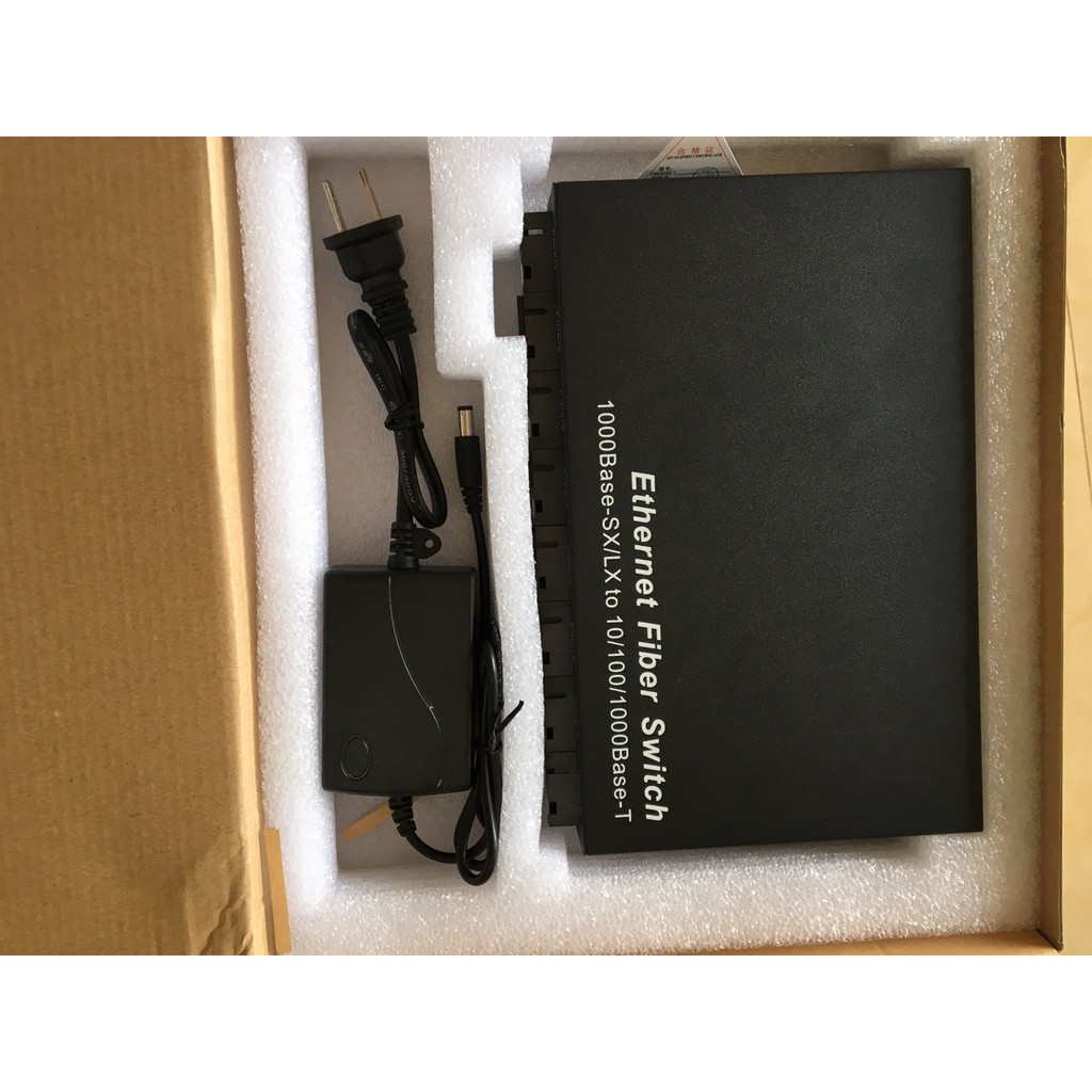 Switch quang 4 cổng SC + 2 Cổng J45 10/100Mbps HL-FT-4F2E