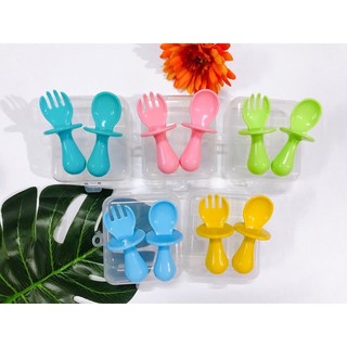 Bộ thìa nĩa tập xúc cán ngắn có hộp đựng cho bé