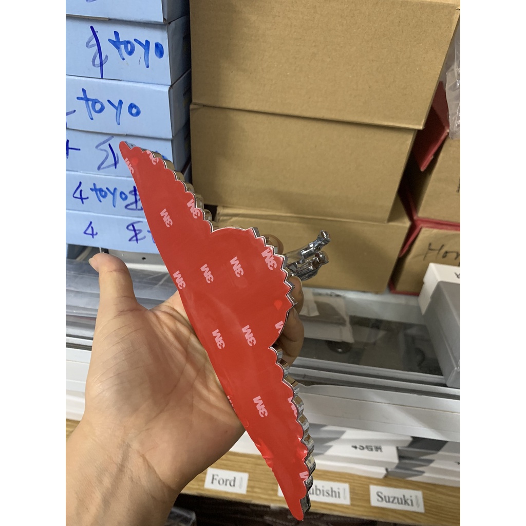 Logo dán capo mui xe cánh chim hình con ngựa Ferrari