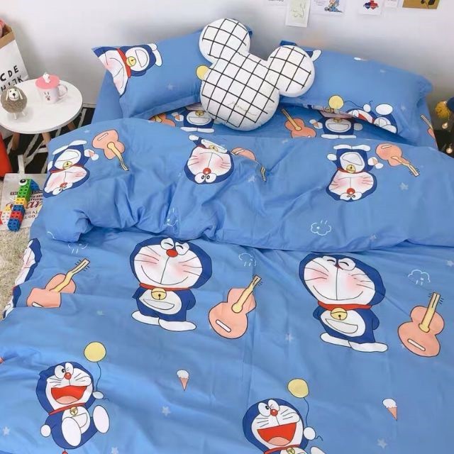 Cotton Poly Bộ Chăn Ga Gối Doraemon Đánh Đàn