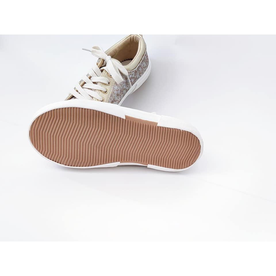 Giày xuất cho bé