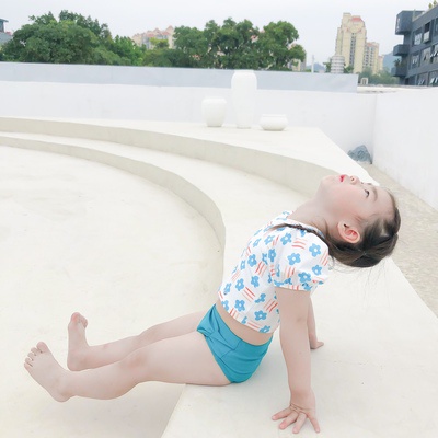 Đồ bơi bé gái - kèm mũ họa tiết hoa xanh siêu dễ thương