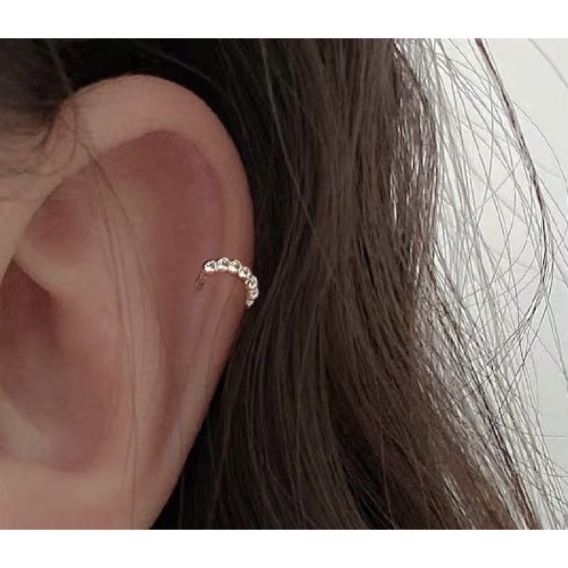 1 chiếc khuyên tai thép y tế tròn