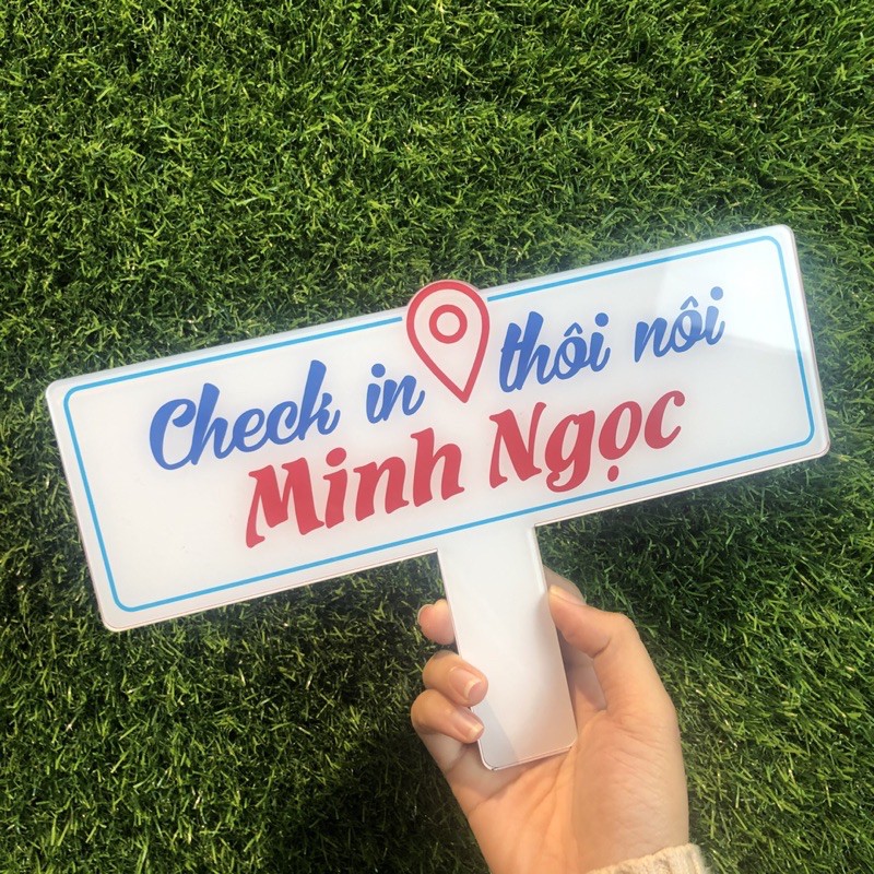 Bảng tên cầm tay mừng thôi nôi