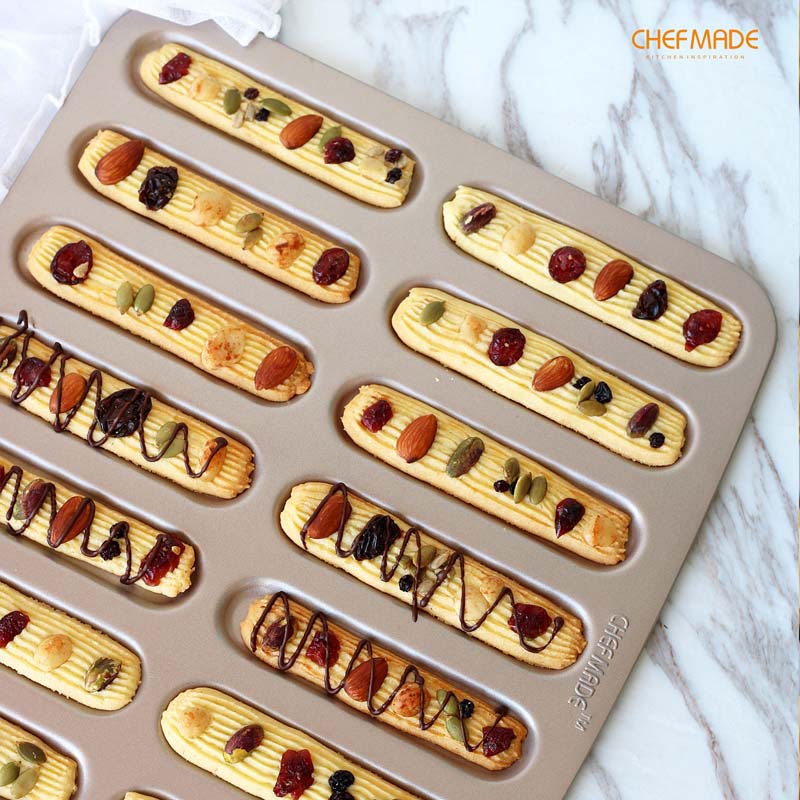Khuôn bánh quy CHEF MADE WK9172 hình thanh dài chống dính