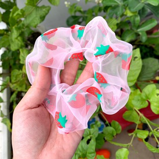 Cột tóc scrunchies dâu tây