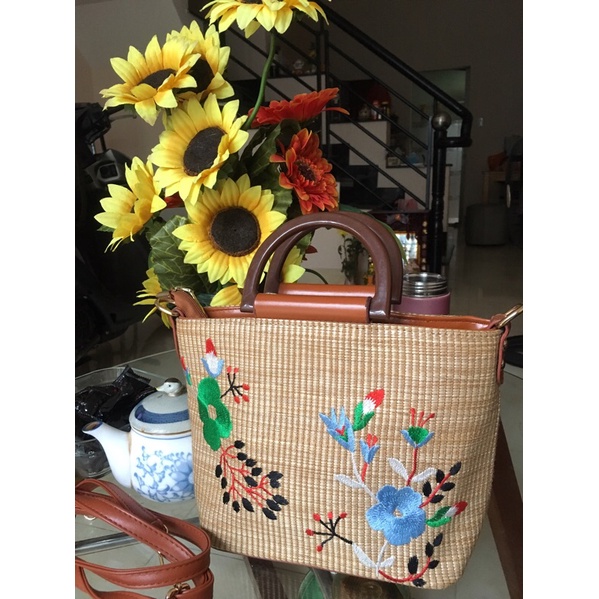 Túi cói thêu hoa