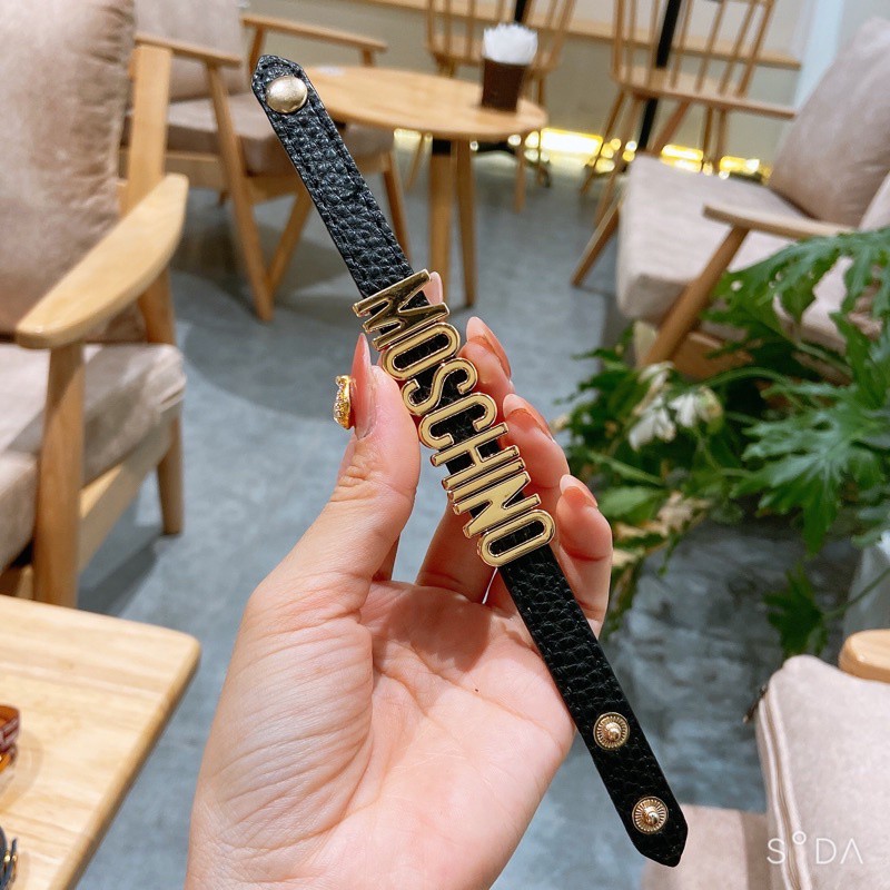 Lắc Tay Moschino Da Cao Câp Mã VT27R, Thời trang Phụ Kiện Hot Trend , Ảnh Thật , Hàng có sẵn Giao Hàng Nhanh Chóng