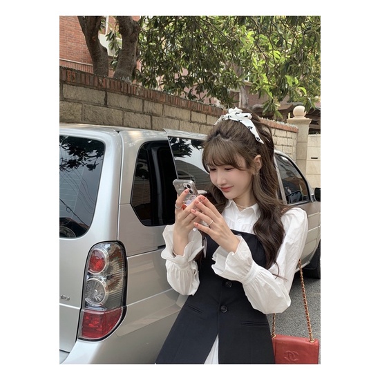 Set áo hai dây đen kèm váy sơ mi