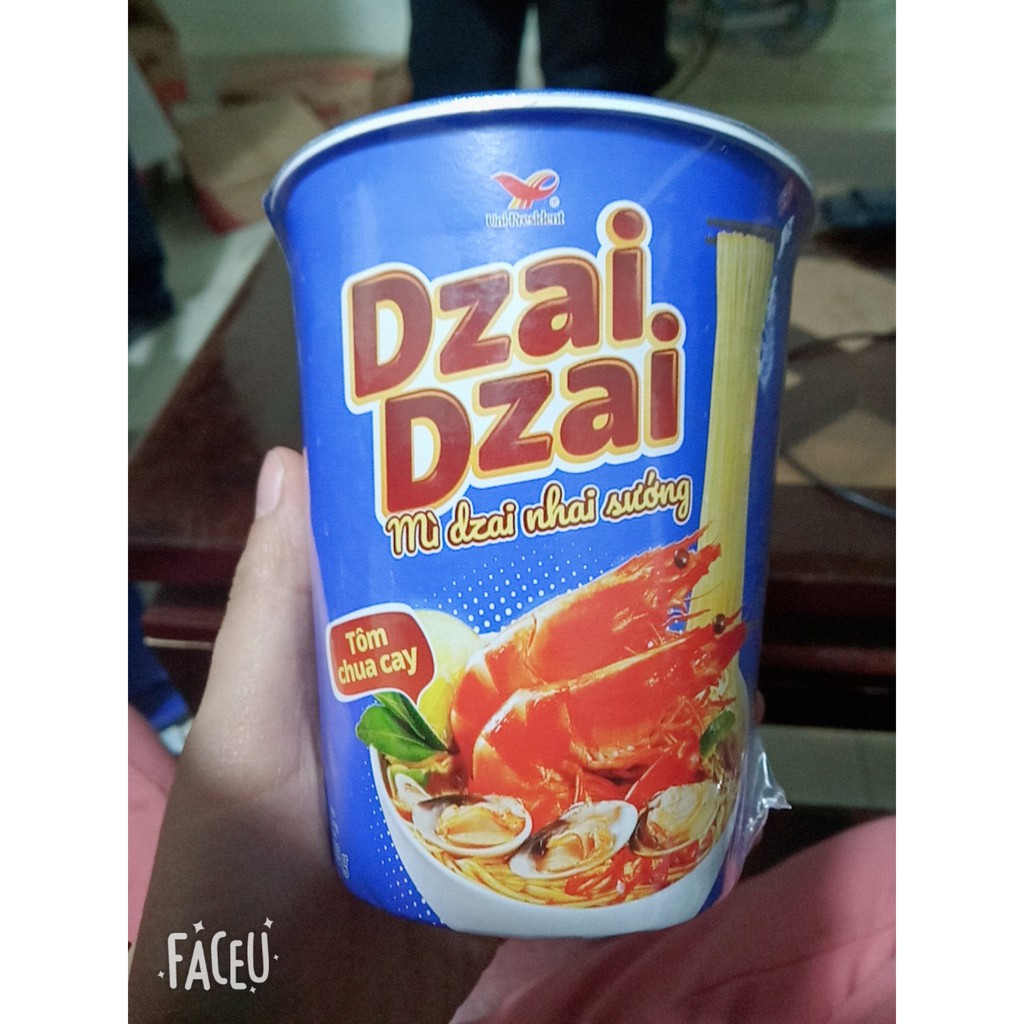 Thùng 24 Ly mì Dzai Dzai 4 vị bò hầm, tôm chua cay, lẩu kim chi, bò rau thơm không sợ nóng trong