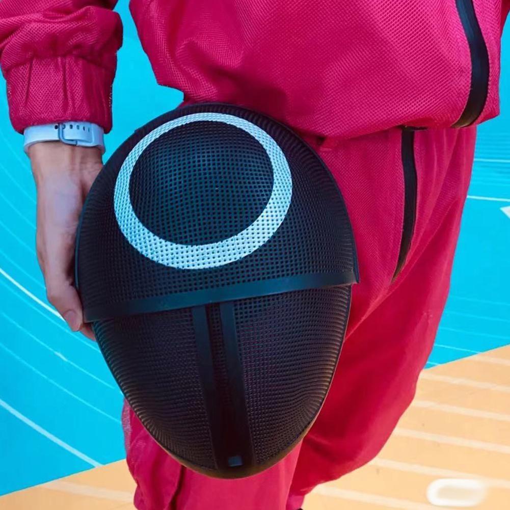 Mặt nạ nhựa màu đen dùng để hóa trang trong các bữa tiệc