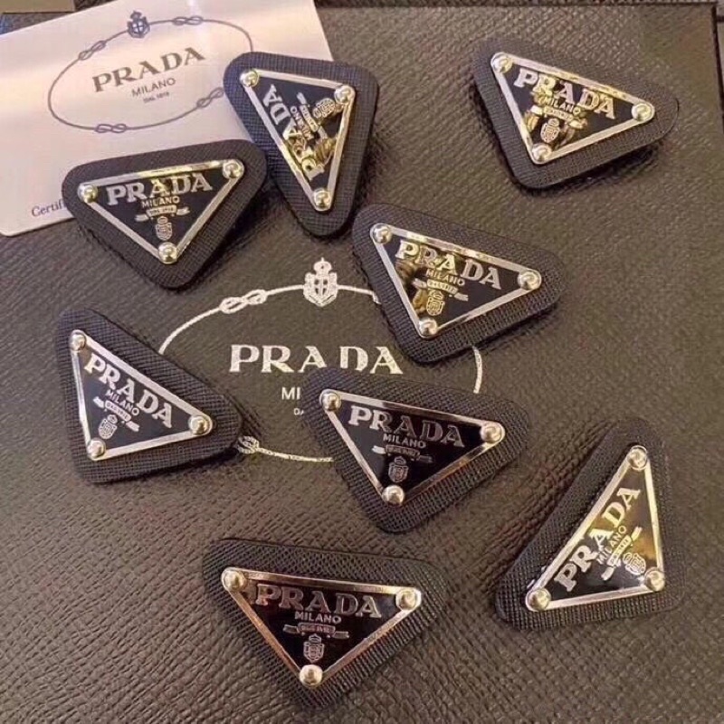 Ghim Cài Áo Tam Giác Đen Prada Thời Trang Sành Điệu