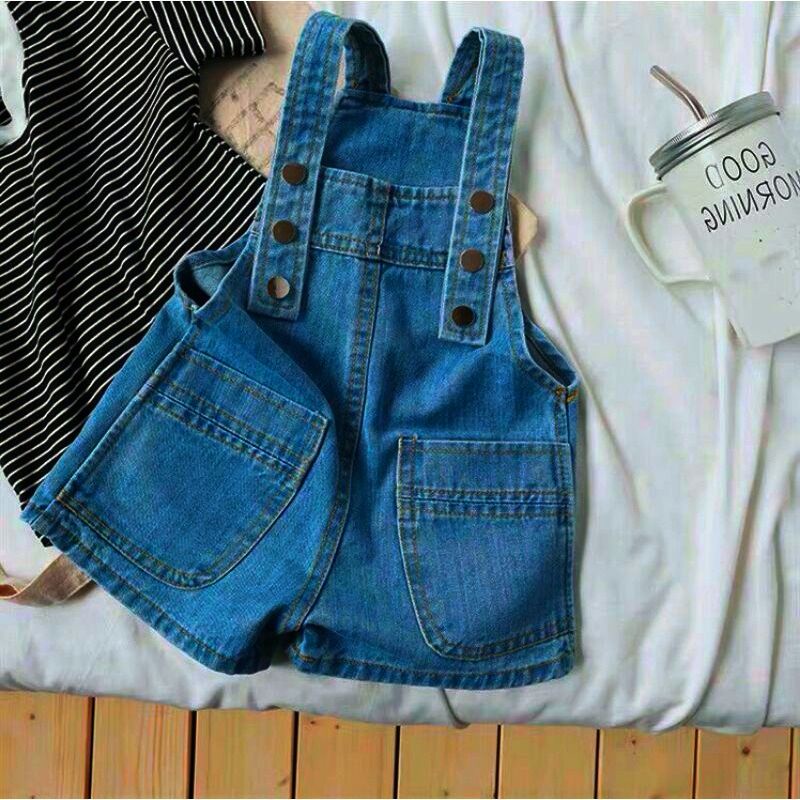 Quần yếm jeans hai dây dáng ngắn cho bé gái bé trai phối 2 túi trước dễ thương có 3 màu xanh nhạt ,xanh đậm, xám đen