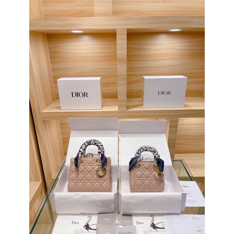 Túi xách diỏr bản da thật tag vàng sz 20 và 17