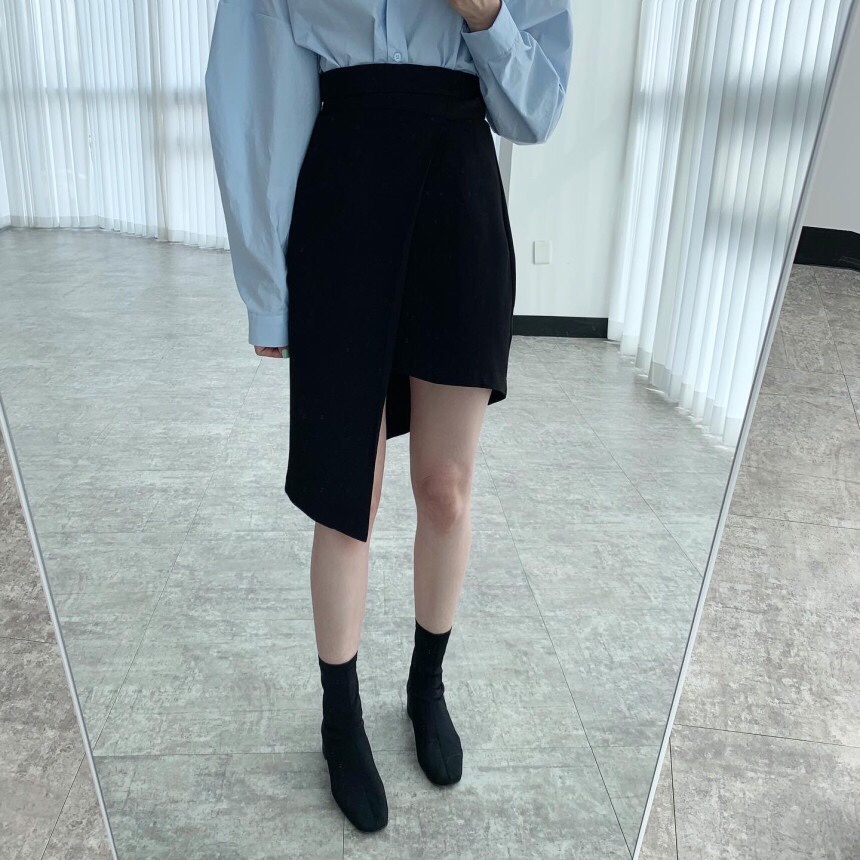 Áo sơ mi trơn xanh dáng rộng dài tay kèm chân váy cạp cao vạt lệch kiểu công sở