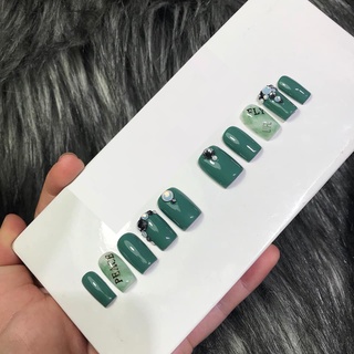 Sơn móng tay màu xanh tây
