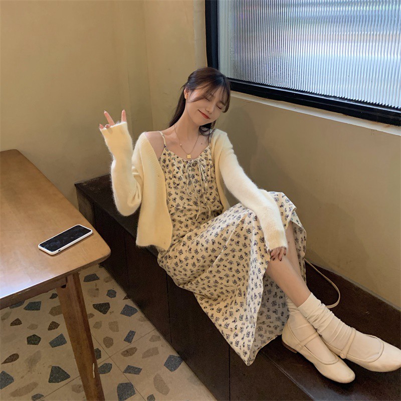 Set váy hai dây hoa nhí suông dài điệu đà thắt nơ trước ngực+ Áo len cardigan vintage