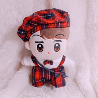 Outfix cho Doll 20cm. Set gồm yếm quần xọc carô màu đỏ kèm áo thun coton trắng có nơ. + mũ nồi ( tặng túi đeo chéo).....