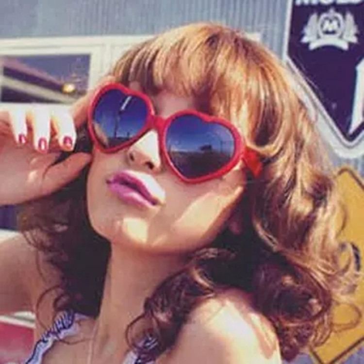 Kính Mát Gọng Trái Tim Lớn Cho Bé