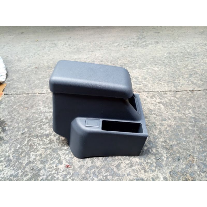 Hộp nhựa tỳ tay xe Mitsubishi Pajero V43