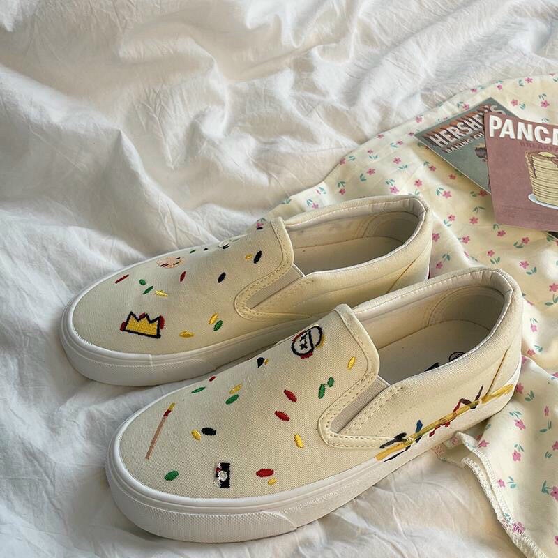 Giày thể thao nữ mẫu cực cute được may nhiều màu sắc trang trí