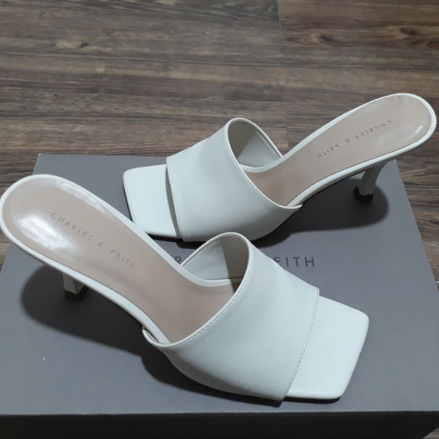 Thanh lý dép cao gót Charlies % Keith màu trắng, size 35, gót 5ph, đã qua sử dụng 01 lần, 85% new, kèm hóa đơn.