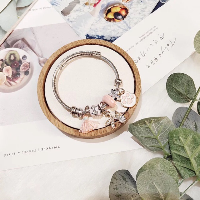 Vòng đeo tay kèm phụ kiện như ảnh | BigBuy360 - bigbuy360.vn