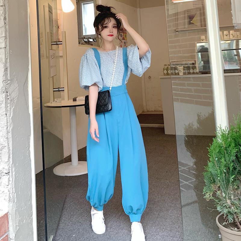 Bộ đồ hai món gồm áo tay phồng họa tiết hoa và quần yếm hai dây thời trang mùa hè 2021 phong cách Hàn Quốc cho bạn nữ