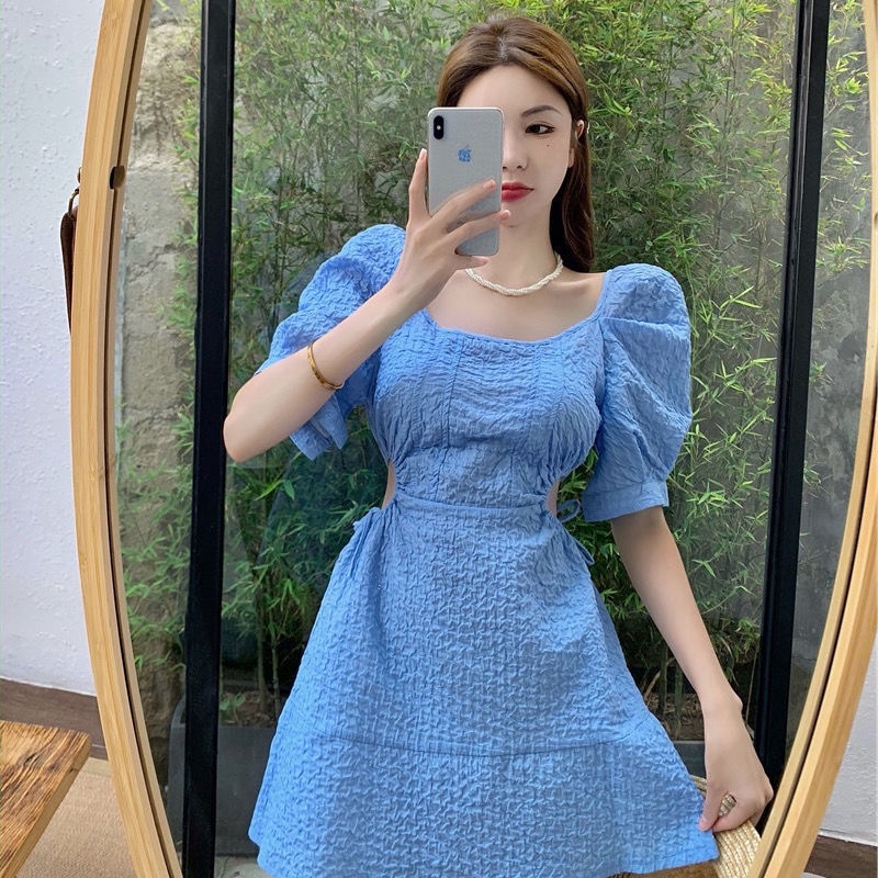 French dress and ancient dress, wear a loose female skirt under long skirt with exposed skirt and slim skirt.