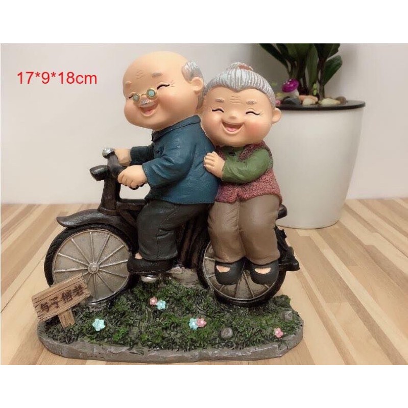 Tượng ông bà đạp xe