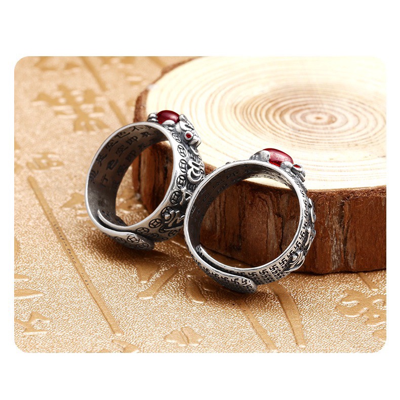 Nhẫn Nam Nữ Tròn Khảm Ngọc Đỏ Tì Hưu, Cóc Vàng Tài Lộc Chạm Khắc Màu Bạc Thời Trang Chất Titan Đẹp Đơn Giản Không Gỉ Max