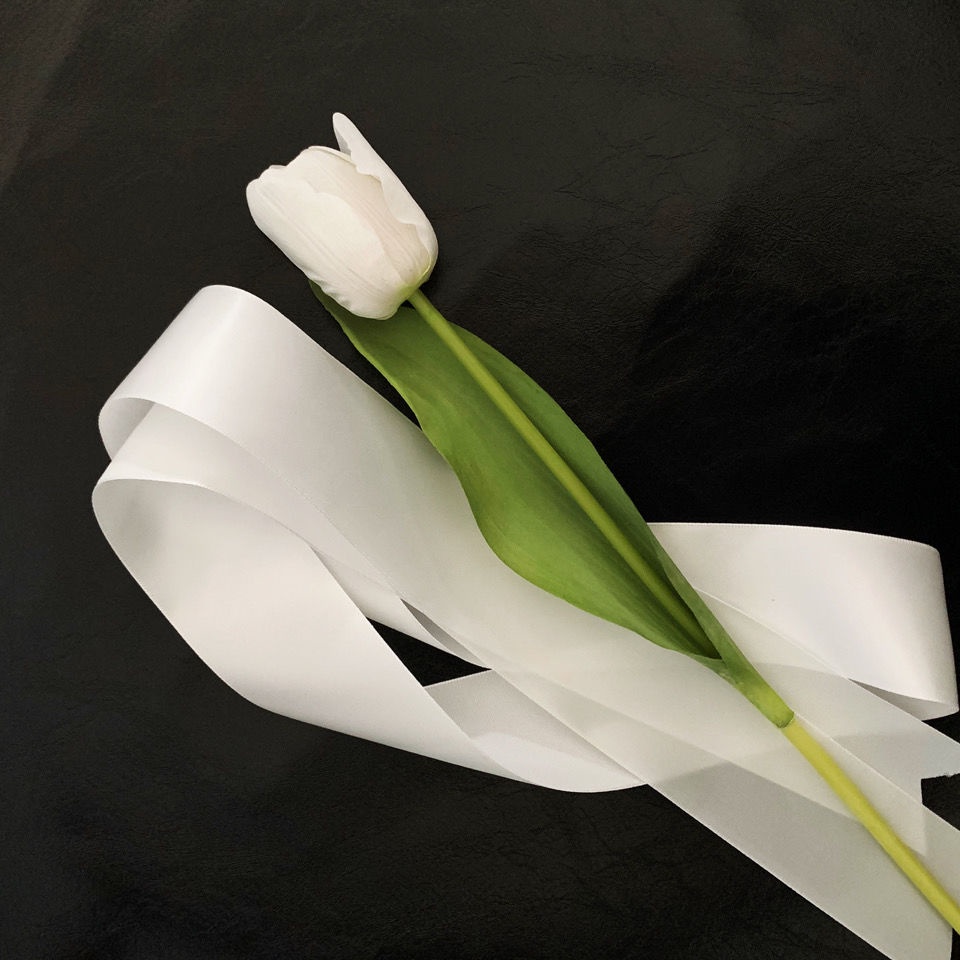 Dây ruy băng đính hoa Tulip giả đơn giản dành cho cô dâu